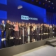 Die Gewinnerteams stehen mit ihren Trophäen auf der blau beleuchteten Bühne vor dem Schriftzug „ORF AWARDS“.