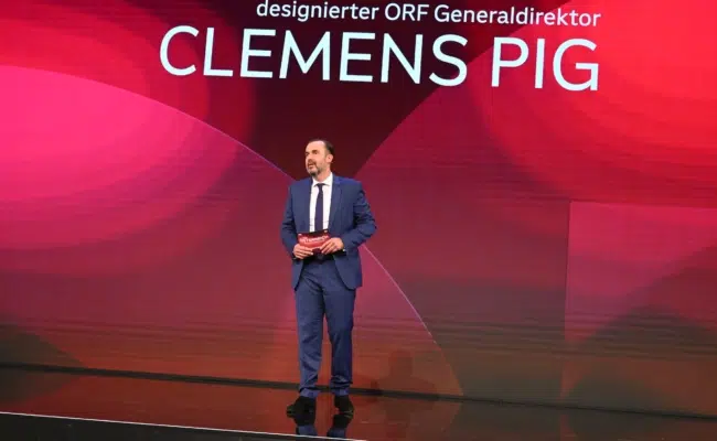 Clemens Pig bei seiner Ansprache auf der Bühne am ORF-Mediencampus.