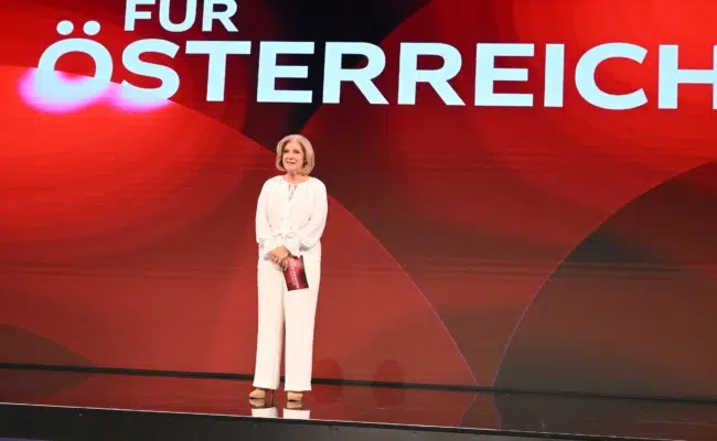 Ingrid Thurnher bei ihrer Ansprache auf der Bühne am ORF-Mediencampus.