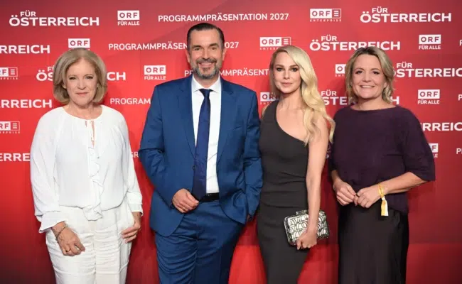 Ingrid Thurnher, Clemens Pig, Silvia Schneider und Stefanie Groiss-Horowitz vor der roten Fotowand der ORF-Programmpräsentation 2027.