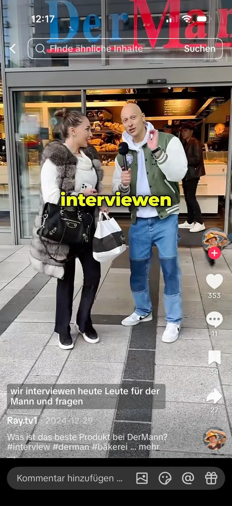 Ray spricht mit einer Kundin vor der Bäckereifiliale; sie hält ihre Einkaufstüte in der Hand.