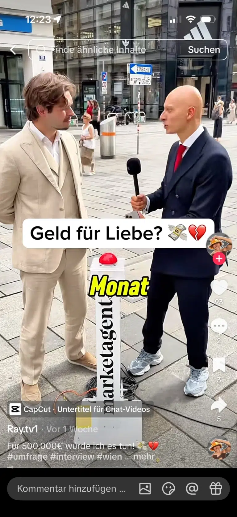 Ray befragt einen Mann im hellen Anzug neben einer Buzzer-Säule mit Marketagent-Logo.