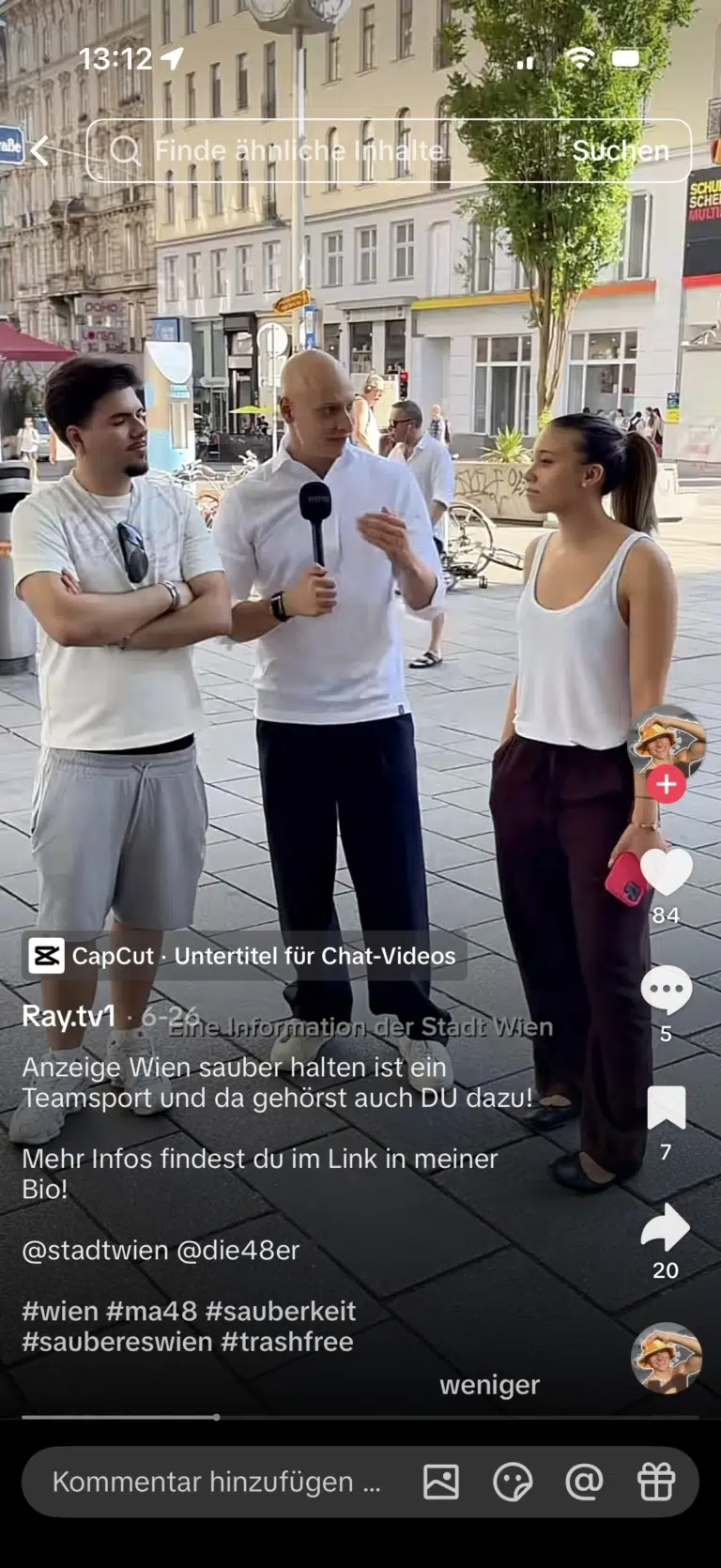 Ray spricht mit zwei jungen Menschen auf einer Wiener Straße; die TikTok-Beschreibung bezeichnet den Beitrag als Anzeige.