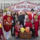 Familie Paul und Mitglieder des Roncalli-Ensembles mit bunten Luftballons vor dem Circuseingang am Wiener Rathausplatz.
