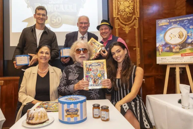 Vorne Eliana Larible-Paul, Bernhard Paul und Lili Paul-Roncalli; dahinter Ferdinand Querfeld, Berndt Querfeld und Stefan Schauer im Café Landtmann.