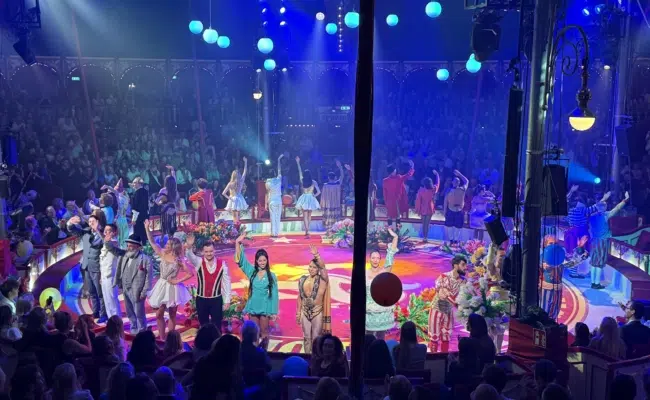 Alle Artistinnen und Artisten versammeln sich zum Schlussapplaus in der Roncalli-Manege.