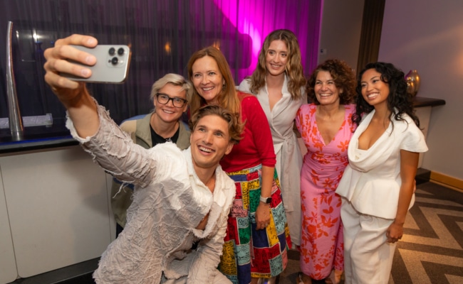 Wieland Lackinger fotografiert sich mit Angelika Molk, Maja Kölich, Toni Gohl, Sandra Klingohr und Valerie Valdez beim „Seesüchtig“-Shooting.