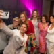 Wieland Lackinger fotografiert sich mit Angelika Molk, Maja Kölich, Toni Gohl, Sandra Klingohr und Valerie Valdez beim „Seesüchtig“-Shooting.