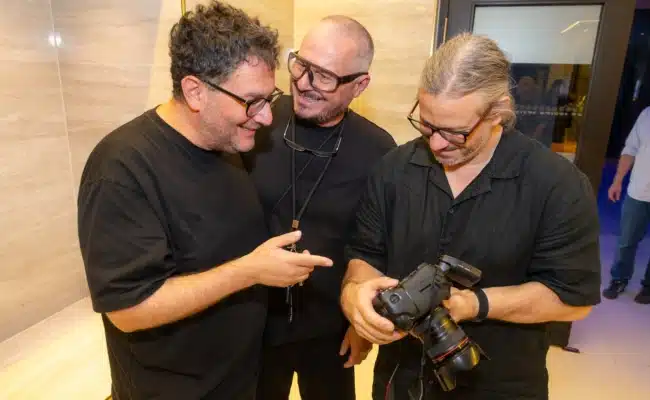 Blick aufs Ergebnis beim „Seesüchtig“-Shooting Martin Radjaby-Rasset und Wolfgang Reichl betrachten mit Fotograf Jürgen Hammerschmid eine Aufnahme auf dessen Kamera.
