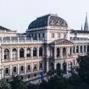 Frontansicht des Hauptgebäudes der Universität Wien am Universitätsring.