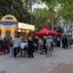 Zahlreiche Gäste vor dem Würstelstand „Alles Wurscht“ und einem roten Santa-Maria-Zelt am Wiener Börseplatz.