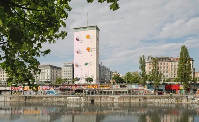 Panoramaansicht des Wiener Ringturms mit der künstlerischen Fassadenverhüllung von Pavel Brăila.