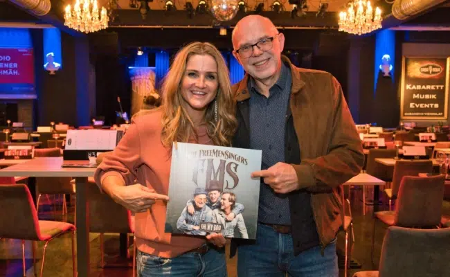 Görgl und Rossori bei The FreeMenSingers Albumpräsentation im CasaNova Lizz Görgl und Labelchef Mario Rossori mit der neuen Vinylplatte.