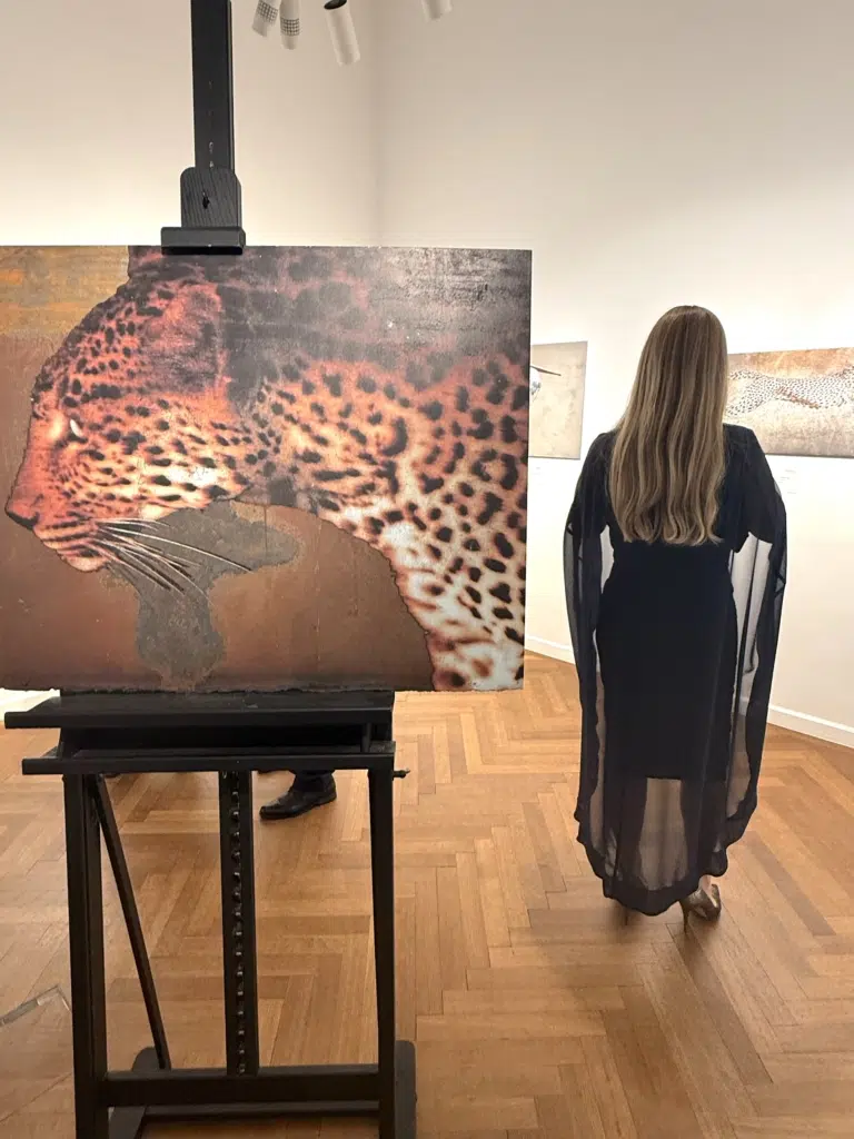 Ingrid Susanne Vogl bei Sabine Königs Vernissage in der Galerie Sylvia Kovacek.