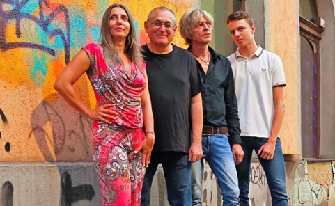 Bandfoto von Jackitup! vor einer Hauswand mit Graffiti.