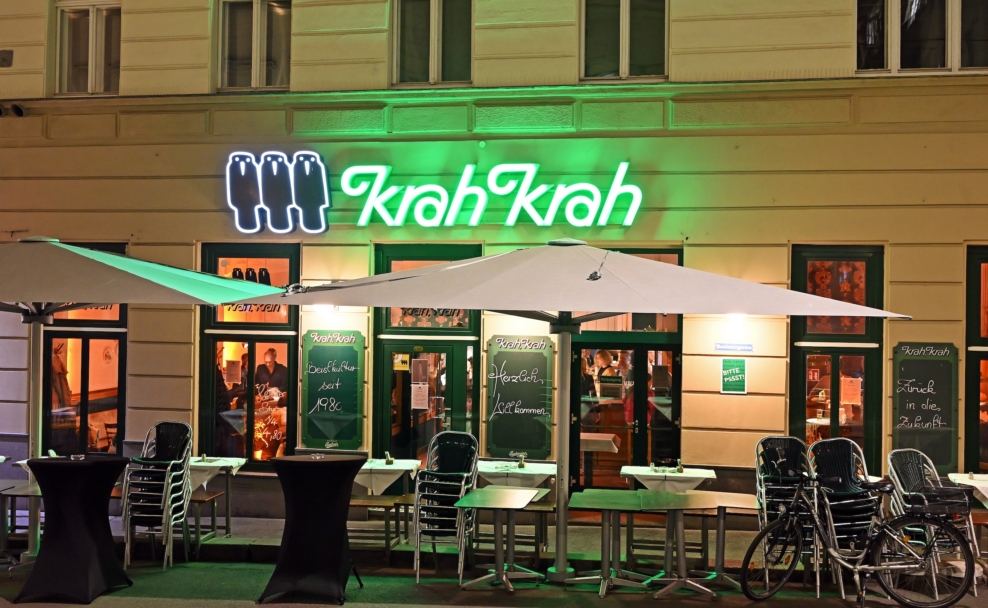 Das Lokal „Krah Krah“ am Rabensteig bei Nacht.