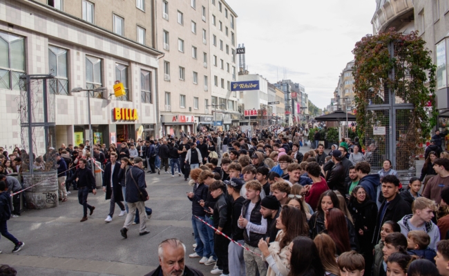 Eine Menschenmenge wartet auf der Favoritenstraße vor dem neuen Loco-Chicken-Restaurant.