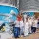 Kunstschaffende und Projektbeteiligte beim Street-Atelier am Europaplatz. Für „Bunte Türme für die Nachbarschaft“ wurden vier Lüftungstürme beim Wiener Westbahnhof gemeinsam gestaltet.