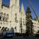 Noch ungeschmückter Weihnachtsbaum vor dem Wiener Rathaus, darüber der Ausleger eines Krans.