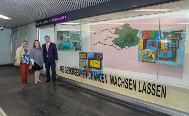 Künstler Pavel Brăila, Moldaus Botschafterin Victoria Roșa und Wolfgang Dibiasi, Vorstand der Kinderland Stiftung (v. l.), bei der Ausstellung in der Wiener Opernpassage.
