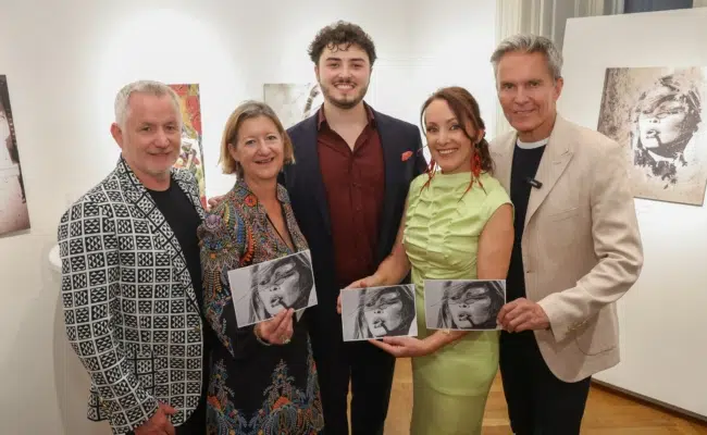 Die Künstlerin mit Gastgeberin und Wegbegleitern Roman Hagara, Sylvia Kovacek, Anton Puscha, Sabine König und Alfons Haider bei der Vernissage.