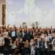 Gruppenfoto auf der Bühne bei der Präsentation der Gault&Millau Guides 2027.