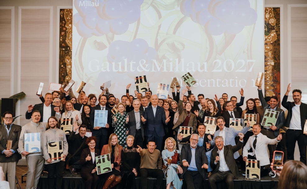 Gruppenfoto auf der Bühne bei der Präsentation der Gault&Millau Guides 2027.