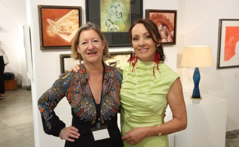 Galeristin Sylvia Kovacek mit Künstlerin Sabine König bei der Ausstellungseröffnung.