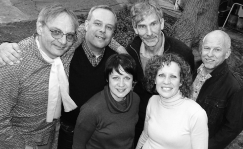 Schwarzweißfoto von Wise Monkey mit sechs Bandmitgliedern im Freien.