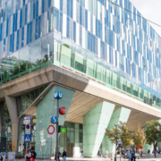 Außenansicht des Bahnhofskomplexes Wien Mitte mit dem Einkaufszentrum The Mall.