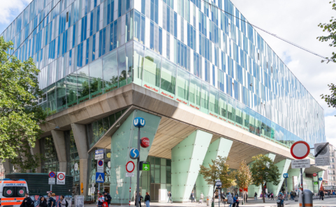 Außenansicht des Bahnhofskomplexes Wien Mitte mit dem Einkaufszentrum The Mall.