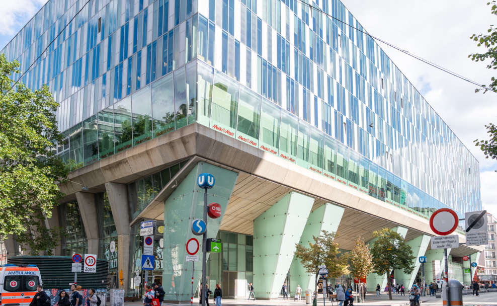 Außenansicht des Bahnhofskomplexes Wien Mitte mit dem Einkaufszentrum The Mall.