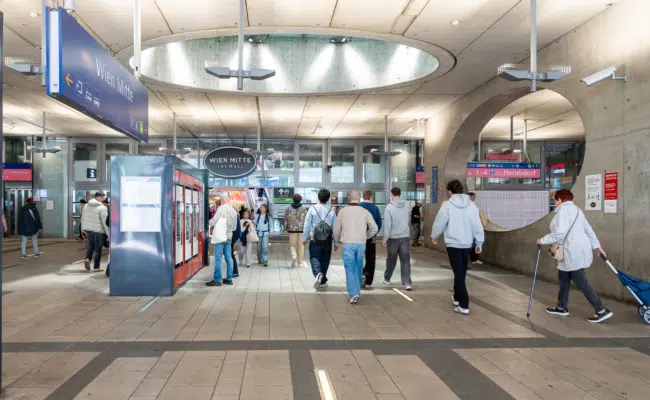 Zugänge zu den S-Bahn-Bahnsteigen beim Haupteingang des Bahnhofs Wien Mitte.