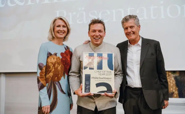 Philip Rachinger hält seine Auszeichnung zwischen Martina und Karl Hohenlohe.