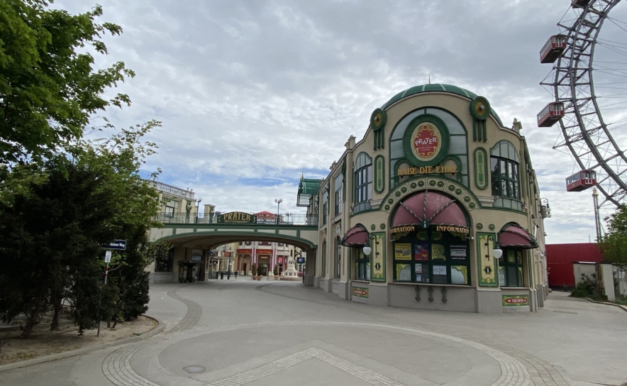 Eingang zum Wurstelprater mit Informationsstand