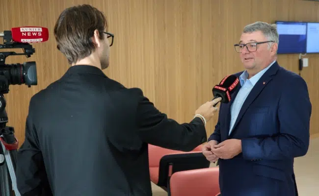 Jörg Leichtfried wird am Rande der ACIPSS-Tagung vor laufender Kamera interviewt.