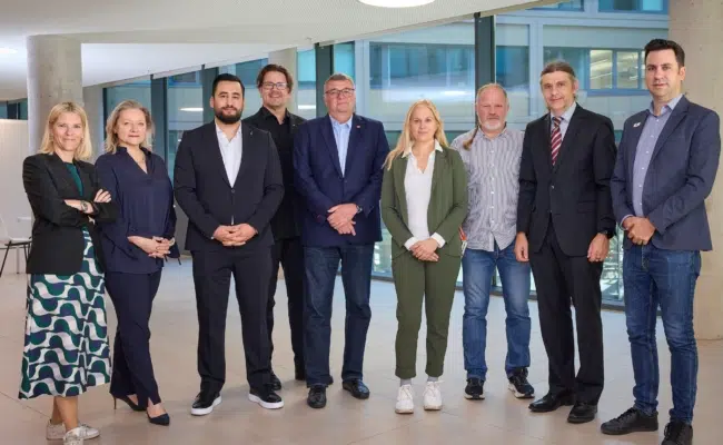 Neun Vortragende und Gastgeber der ACIPSS-Tagung stehen für ein Gruppenfoto nebeneinander.