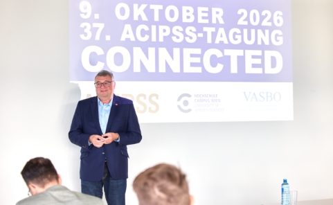 Jörg Leichtfried spricht vor der Projektion zur 37. ACIPSS-Tagung „Connected“.