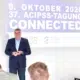 Jörg Leichtfried spricht vor der Projektion zur 37. ACIPSS-Tagung „Connected“.